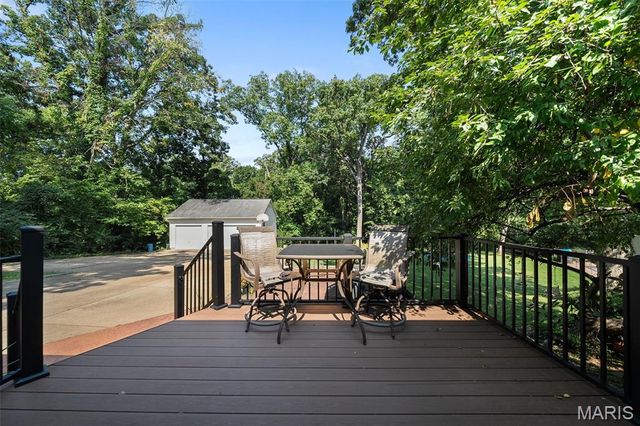 15 Oakwood Lane, St Louis, MO 63129