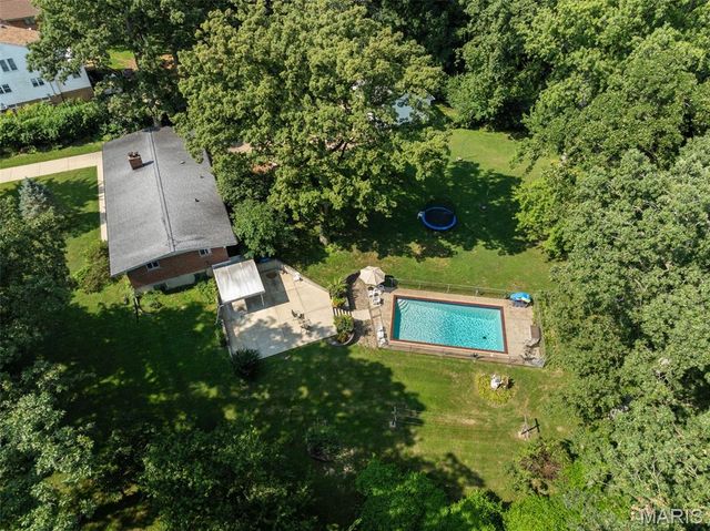 15 Oakwood Lane, St Louis, MO 63129