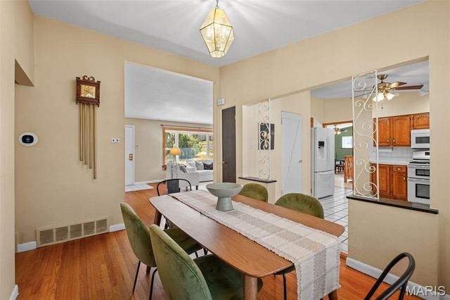 15 Oakwood Lane, St Louis, MO 63129