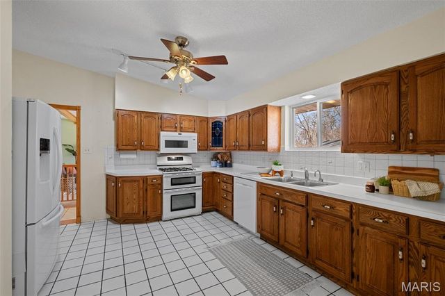 15 Oakwood Lane, St Louis, MO 63129