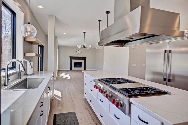 1595 Spinaker Drive, Woodbury, MN 55125