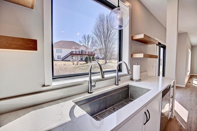 1595 Spinaker Drive, Woodbury, MN 55125