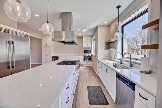 1595 Spinaker Drive, Woodbury, MN 55125