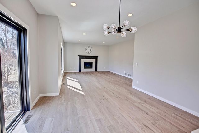 1595 Spinaker Drive, Woodbury, MN 55125