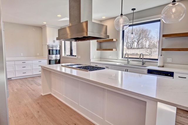 1595 Spinaker Drive, Woodbury, MN 55125