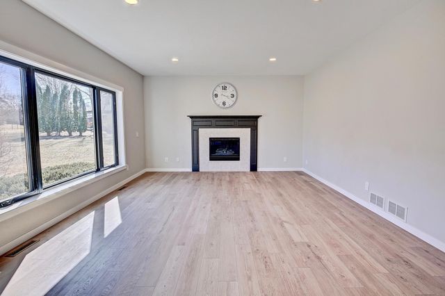 1595 Spinaker Drive, Woodbury, MN 55125