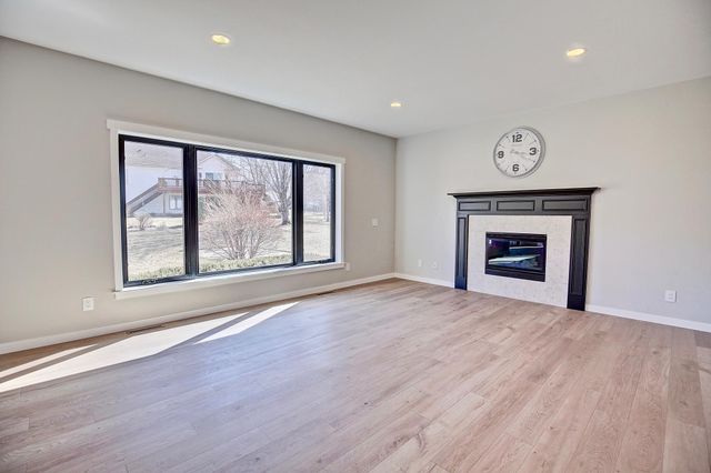 1595 Spinaker Drive, Woodbury, MN 55125