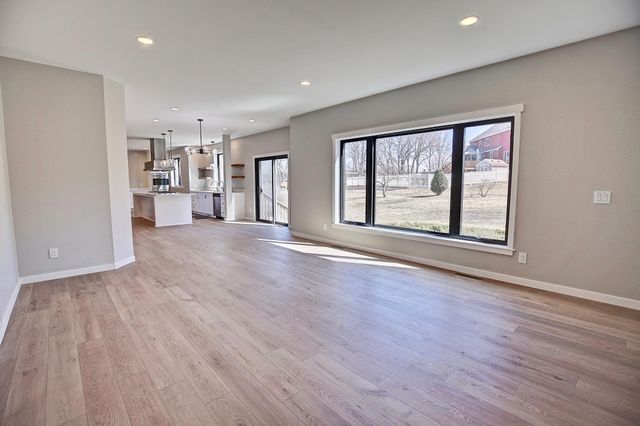 1595 Spinaker Drive, Woodbury, MN 55125