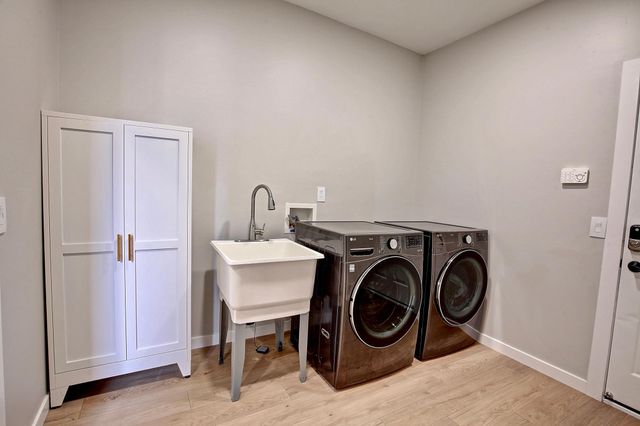 1595 Spinaker Drive, Woodbury, MN 55125