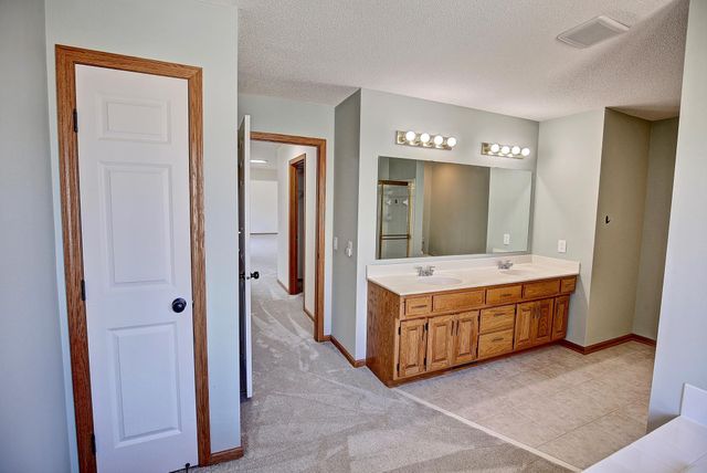 1595 Spinaker Drive, Woodbury, MN 55125