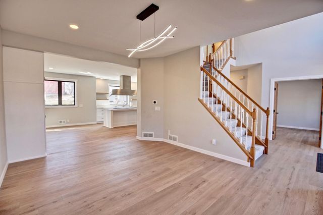 1595 Spinaker Drive, Woodbury, MN 55125