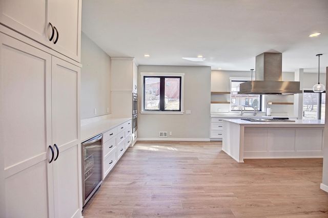 1595 Spinaker Drive, Woodbury, MN 55125