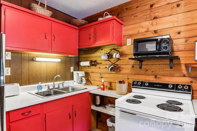 28 Mull Cove Road, Maggie Valley, NC 28751