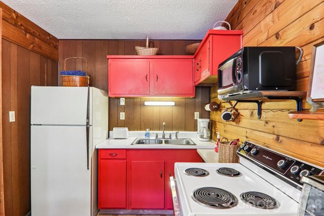 28 Mull Cove Road, Maggie Valley, NC 28751