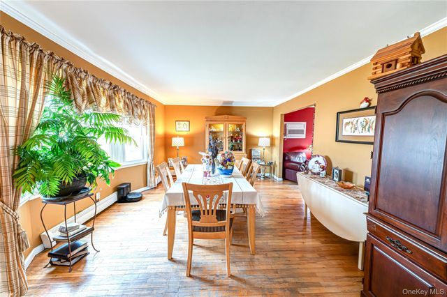 6 Roman Court, Lake Grove, NY 11755