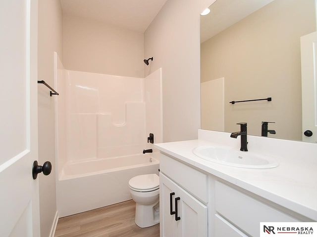 9434 Duckhorn Drive, Lincoln, NE 68526