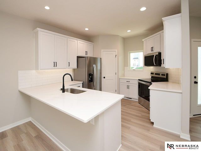 9434 Duckhorn Drive, Lincoln, NE 68526