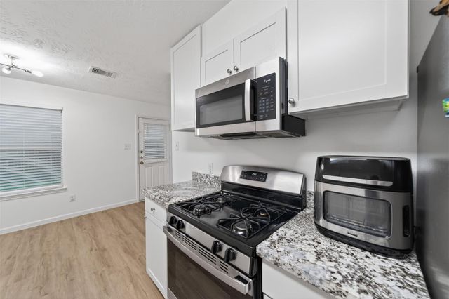 878 Sun Prairie Drive, Houston, TX 77090