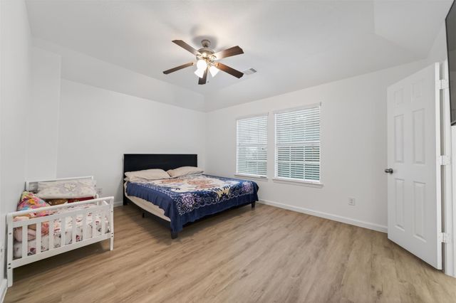 878 Sun Prairie Drive, Houston, TX 77090