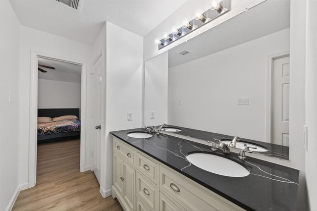 878 Sun Prairie Drive, Houston, TX 77090