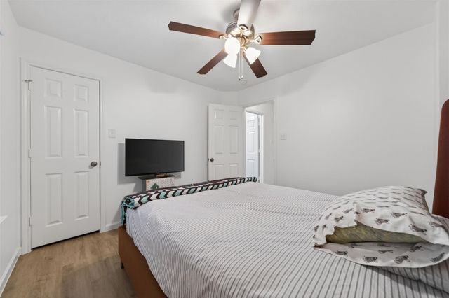 878 Sun Prairie Drive, Houston, TX 77090