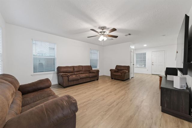 878 Sun Prairie Drive, Houston, TX 77090