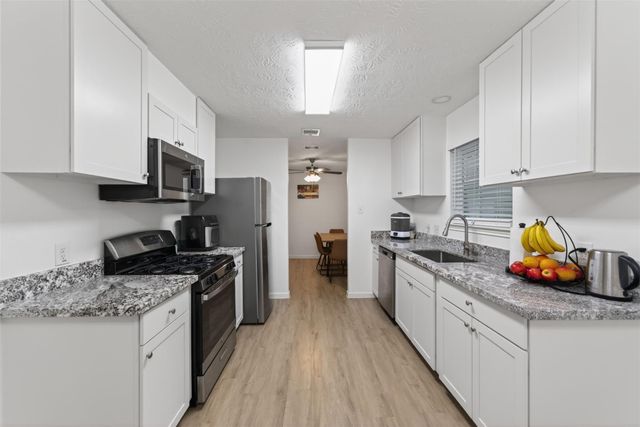 878 Sun Prairie Drive, Houston, TX 77090