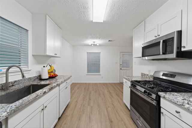 878 Sun Prairie Drive, Houston, TX 77090