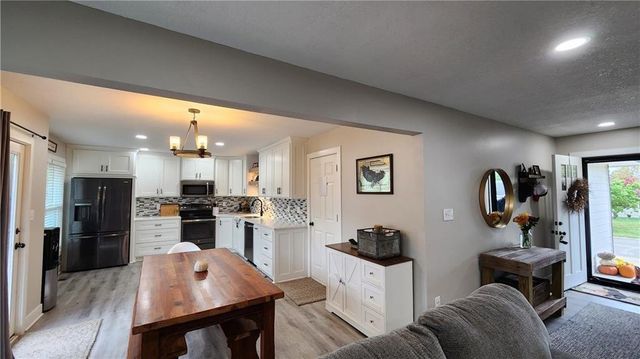 812 Apple Blossom Street, Excelsior Springs, MO 64024