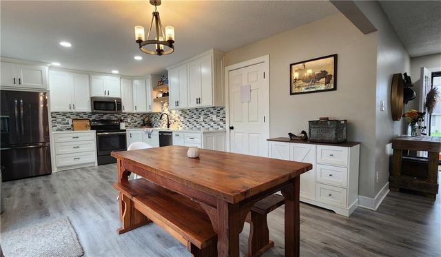 812 Apple Blossom Street, Excelsior Springs, MO 64024