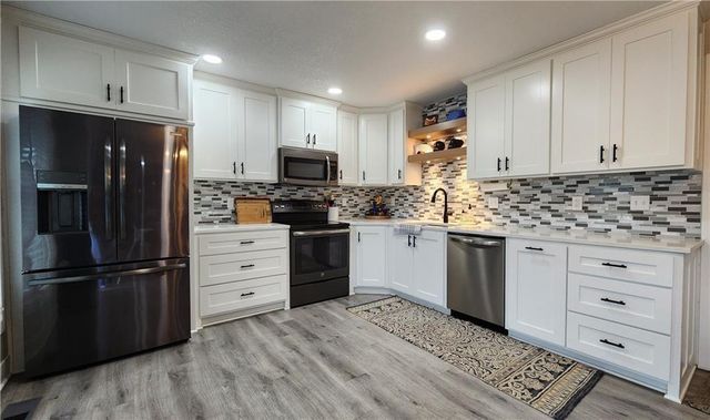 812 Apple Blossom Street, Excelsior Springs, MO 64024