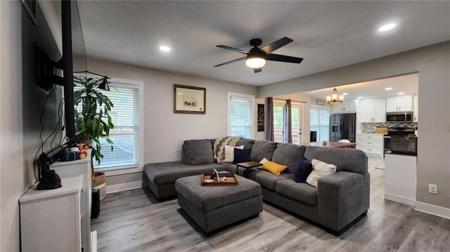 812 Apple Blossom Street, Excelsior Springs, MO 64024