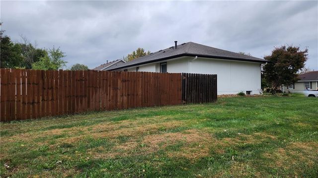 812 Apple Blossom Street, Excelsior Springs, MO 64024