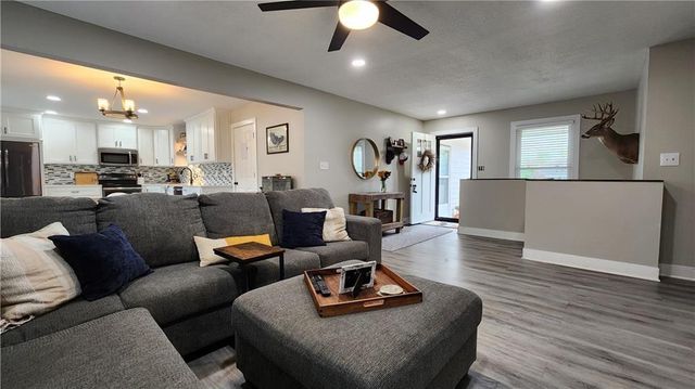 812 Apple Blossom Street, Excelsior Springs, MO 64024