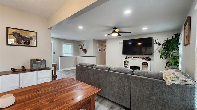 812 Apple Blossom Street, Excelsior Springs, MO 64024