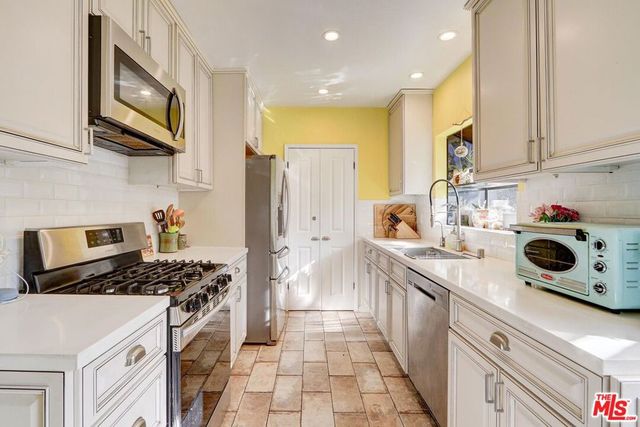 2716 Veteran Avenue, Los Angeles, CA 90064