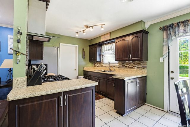 3410 Autumn Ln, Kirby, TX 78219
