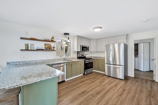 121 Pinecrest Beach Dr, Falmouth, MA 02536