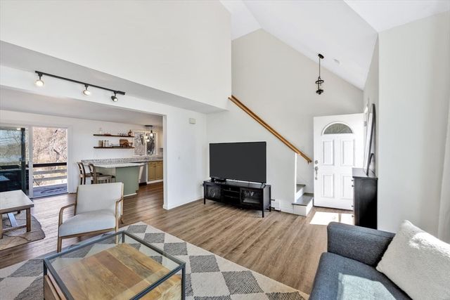 121 Pinecrest Beach Dr, Falmouth, MA 02536