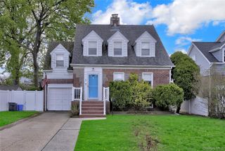 5 Argyle Road, Merrick, NY 11566