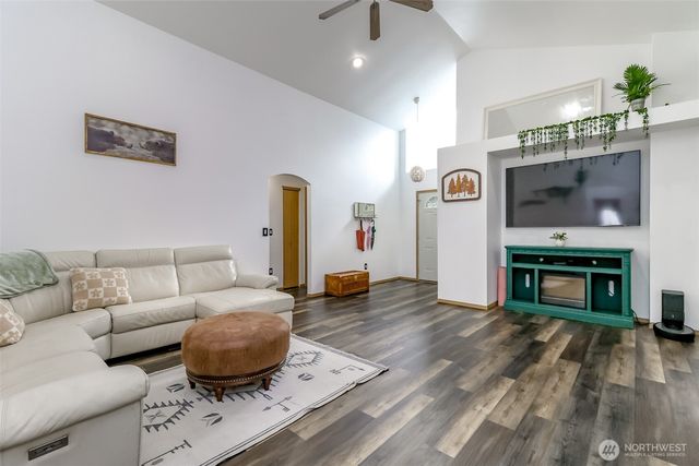 774 Carriage Court Drive W, Eatonville, WA 98328