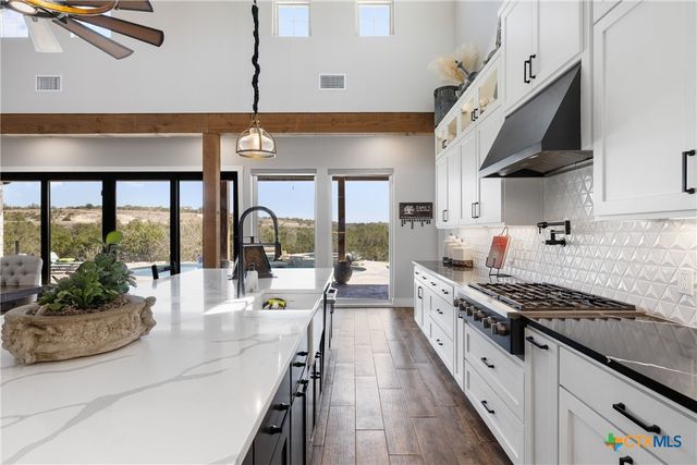 2105 Legacy Hills Drive, Johnson City, TX 78636