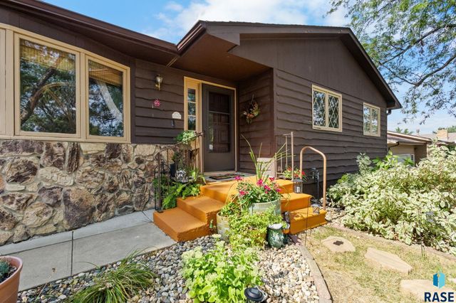 5908 W Chadwick Pl Place, Sioux Falls, SD 57106