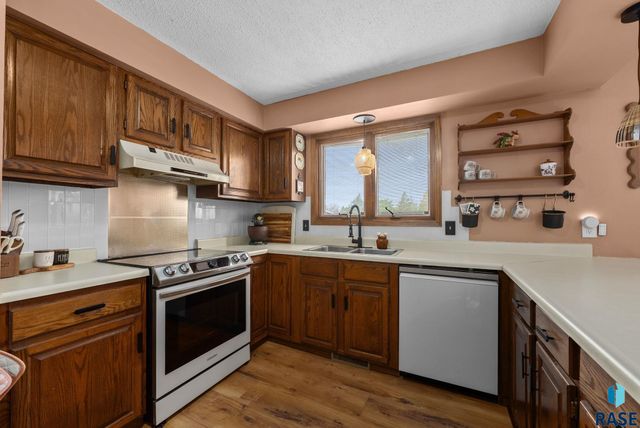 5908 W Chadwick Pl Place, Sioux Falls, SD 57106