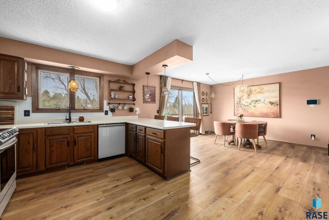 5908 W Chadwick Pl Place, Sioux Falls, SD 57106