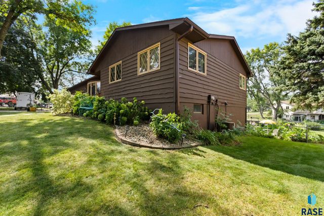 5908 W Chadwick Pl Place, Sioux Falls, SD 57106