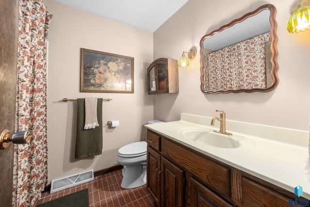 5908 W Chadwick Pl Place, Sioux Falls, SD 57106