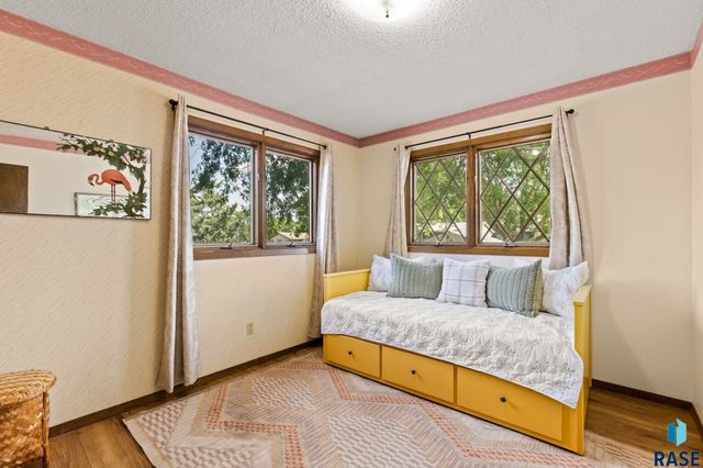 5908 W Chadwick Pl Place, Sioux Falls, SD 57106