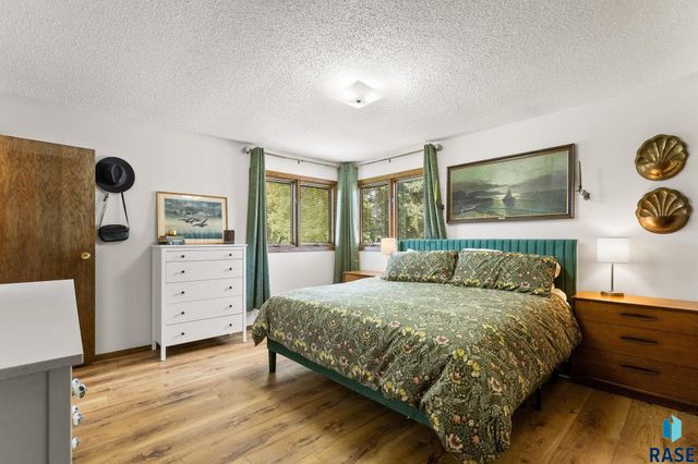 5908 W Chadwick Pl Place, Sioux Falls, SD 57106