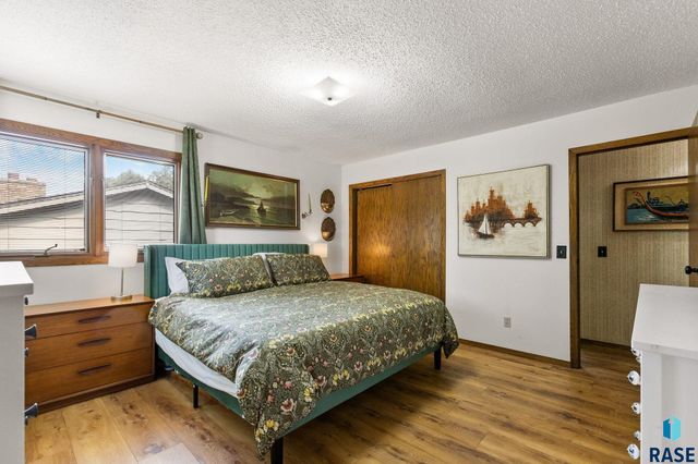 5908 W Chadwick Pl Place, Sioux Falls, SD 57106